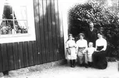 Personerna är från vänster: Signe Winkvist (dotter till Ida Winkvist), Selma Lundquist (född Gustafsson 1890, dotter till banvakt Gustafsson), Maj Winkvist, John Winkvist och Ida Winkvist, född Gustafsson 1882.