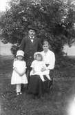 Familjen Drougge, Carl och Maria med barnen Maj och Britt.
