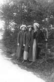Till vänster står Elin Nilsson, Lenninge 6:44, född 1893. De två andra kvinnorna okända.