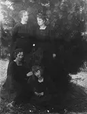 Från vänster: Lotten Björkman, Edla Persson (Vågbro), systrar från 