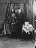 Ester och Elvira Lindberg samt en okänd flicka.