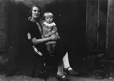 Albertina Johansson (f Engberg) med dottern Gunborg. Albertina var gift med 