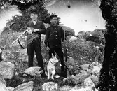 Okända pojkar på jakt.