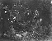 Personerna är: David Edlund, född 1877, från Växbo, Jonathan Edlund, född 1885, från Växbo, flickorna längst bak är 