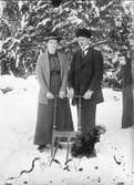 Anna och Per Herman Lindberg, Hällbo. Barn: Gunborg, född 1915 och Bernt, född 1923. Kortet är taget på 