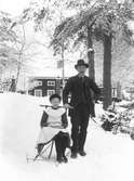 Fotografen Per Lindberg och hans dotter Elvira utanför gården 