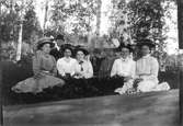 Andra kvinnan från vänster är Stina Jonsson, Håbacken, född före 1890. Förlovad med 