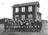 Hällbo skola omkring år 1909.
Lärarinnan Olga Gustavsson. Nr 2, tredje raden är Marta Hansson, 