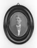 Dekorationsmålare Hjalmar Östlin. Visitkort i svart oval ram.