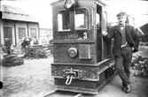 Man vid litet AEG-lok.