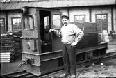 Man vid litet AEG-lok.