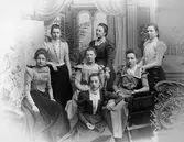 Okända unga damer. Våren 1899
