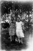 Agnes Östling-Plym, Åmot (till vänster) och Agnes Pettersson-Östling, Åmot (till höger) poserar under björkarna.