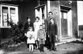 Motivet från stenhuggare Berglinds, Västerbo. Från vänster: Teodor Berglind, Gunvor Berglind-Lindberg, Hilding Berglind (Gävle), Maj Berglind-Lindberg (Vallsbo), Arne Berglind och Åke Berglind.