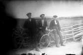 Tre män på cykeltur.