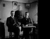 Tre unga män som musicerar.