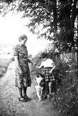 Kvinna och flicka med hund.