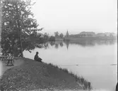 En man beundrar vyn från Boulognerskogen mot Klockstapeln i Regementsparken och militäranläggningen I 14, Kungsbäck.
