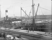 En bild från Gävle Hamn. Lossning eller lastning av räls.

