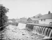 Iggesunds bruk. År 1688 Inleds järntillverkningen. År 1870 inleds sågverksepoken i och med byggandet av en större vattensåg. År 1915 - 1917 byggs landets första sulfit- sulfat fabrik.
