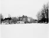 Lövstabruk

År 1643 köpte De Geer bruket och utvecklades till Sveriges största järnbruk.
Efter branden 1719 återuppfördes  herrgården med flyglar i sten. Karolinsk stil.