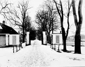 Lövstabruk

År 1643 köpte De Geer bruket och utvecklades till Sveriges största järnbruk.
Efter branden 1719 återuppfördes  herrgården med flyglar i sten. Karolinsk stil.