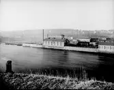 Avesta Jernverk vid Dalälven

År 1873 bildades Avesta-Garpenberg AB. På platsen fanns då byggnader från det nedlagda kopparbruket samt en mindre stångjärnssmedja. Bolaget var inte intresserad av de gamla byggnaderna utan satte genast igång att planera och bygga det nya stora järnverket.



