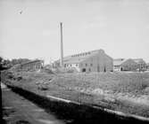 Österby

1643 köptes bruket av De Geer och blev näst största järnbruk i Sverige.

Österbybruk AB bildades 1876.

