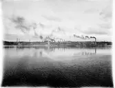 Sandvikens Jernverks AB sedd från Storsjön

Företaget grundades av Göran Göransson år 1862.
tillverkning av band, tråd och sömlösa rör blev stora produkter. Även produktion av färdiga produkter - manufakturtillverkning. kom tidigt i gång




