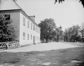 Österbybruk
Bruksmiljön i Österby har sedan 1600-talet koncentrerat på ena sidan herrgårdsdammen arbetarbostäderna och den karakteristiska klockstapeln, brukskontoret, en karolinsk stenbyggnad i två våningar. På andra sidan herrgårds- dammmen ligger herrgården

