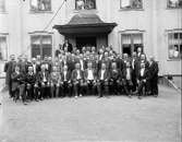 Okänd grupp män framör ett hus.
I fönstret tittar några intressant ut.



















