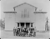Missionshuset i Valbo. (Mannen i mitten är ditmonterad efteråt). Namn: Gelotte
