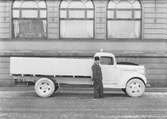 Lastbil
Parkerad utanför Gamla Grand

AB Bröderna Hansson
Norra Centralgatan 15

2 mars 1940