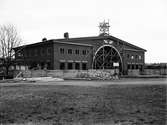 Södra stationen byggdes 1926 för Ostkustbanan och
Uppslalabanan med huvudentrén vänd mot Brunnsgatan.
Gunnar Wetterling ritade stationen, som byggdes i tegel och betraktas som en av Sveriges främsta 20-talsklassicistiska byggnader. J. A Lundborg, Byggnadskonstruktör

