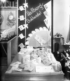 Gefle Köpmäns varumässa i stadshusets festvåning
Hallbergs Bokhandel, Adress: Drottninggatan 14
Montern bredvid är David Bryntes Ur & Optik

