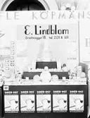 Gefle Köpmäns varumässa i stadshusets festvåning
Edvard Lindblom
Drottninggatan 18
Tel: 2211 & 1611
