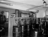 Gävle Droskägares Inköpsförening. Bensinstation
Bildäck, Bensinfat och motorolja. Ej säker om adressen stämmer med bilden. Bytte senare namn till Gävle Drosk - Bilägares Inköpsförening och flyttade till Staketgatan 10
