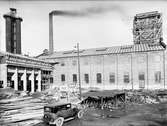 Korsnäs AB. I Karskär uppfördes 1910 en sulfatfabrik och 1915 en sulfitfabrik för framställning av pappersmassa.
Entreprenör: Byggnads AB Konstruktör.
Bilen (Buick) finns även med på CL 001378

