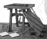 E. A. Holm, Gefle. En form att göra plattor, antingen en gjutform eller träform



