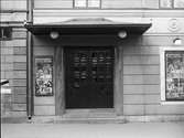 Entré till Biografen Röda Kvarn på Nygatan. Esbjörns Bleck- & Plåtslageri. Firman grundades 1887 vid Norra Kungsgatan 31. År 1896 flyttade verksamheten till Hantverkargatan 41 men år 1904 behövdes större lokaler. Då köptes fastigheten vid Lilla Esplanadgatan 22.


