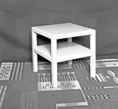 Bord tillverkat av Larsson & Co. AB, Brynäs. Firman grundades 1872 som skopliggfabrik i Valbo. År 1877 flyttades verksamheten till Brynäs. Blev aktiebolag  1908.
Träbearbetning, byggnadssnickerier, inredningar och försäljning av trävaror till byggbranchen är exempel på den utökade verksamheten.


