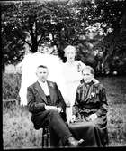 Okänd man och två okända kvinnor

