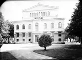 Gefle Teater.
I norra änden av Rådhusesplanaden. Invigdes 1878.
Axel Fredrik Nyström ritade och byggmästaren J. F. Lindeberg uppförde teaterbyggnaden, en av landsortens största och mest påkostade.
Fotot är taget från Hantverkargatan och visar baksidan av teatern innan tillbyggnaden av Folkteatern 1983.