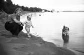 Fru Engvall med son och hund på Norrlandet.