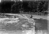 Konsumbadet på Norrlandet 20 juni 1940. 1940 köpte Konsum Alfa sommarhemmet Miramare på Norrlandet, och det kom därefter att kallas Konsumbadet. Där hölls simskola och dit, till hållplats 24, gick bussar för badsugna Gävlebor. Badet kallas numera Brädviken eftersom windsurfare, brädseglare, håller till där.
