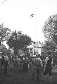 I.O.G.T:s sommarhem Lindesberg på Norrlandet, Gävle. Invigning den 30 juni 1940. Ägt av G.G.I.K. Godtemplarordens flagga är hissad. En mötesplats för ungdomar under krigsåren då Sverige var stängt. Det var fester, lekar, bad och dans på bryggan. Lindesberg låg vid viken mellan Frivy, Lervik och Kullsand. Revs när hamnen byggdes ut. Den som nu minns med glädje och tacksamhet dessa tider är nu 84-åriga Karin.