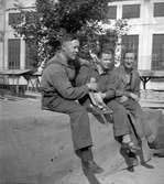Arbetare vid Gävle Varv, diskuterar politik. 29 augusti 1946.