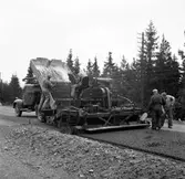 Vägbeläggning, Hillevägen. 15 juni 1950.


