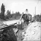 Ny vattenledning drages till Forsbacka. 17 juli 1950.

