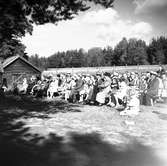 Vretasgården Hembygdsförening. Valboreportage även från Hille. Augusti 1950.


